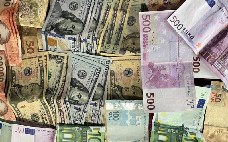 Política Monetária: Gerencie Impacto Global em Portfólios Diversificados